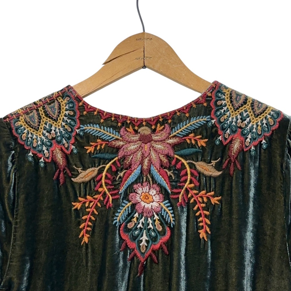 Johnny Was Green Velvet Embroidered Top Womens XS Floral Spring Casual - Picture 9 of 10